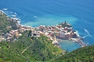 VERNAZZA - Panorama del borgo che si protende sul mare, uno dei pi belli d'Italia