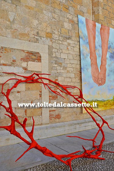 PIETRASANTA (Piazzetta San Martino) - Installazione "Pssio. Celeste abbraccio" di Alessandra Binini composta da un grande dipinto a olio su tela e una corona di spine rivestita di raso rosso