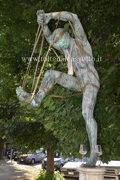 PIETRASANTA (Piazza Statuto) - "Danzatore" (Dancer) di Anna Chromy, scultura in bronzo con base in marmo (2003 - Fonderia Mariani)