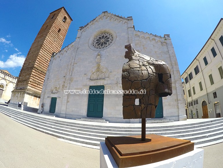 PIETRASANTA (Piazza Duomo) - "Epaule" - Divition III, scultura in bronzo patinato di Bernard Bezzina
