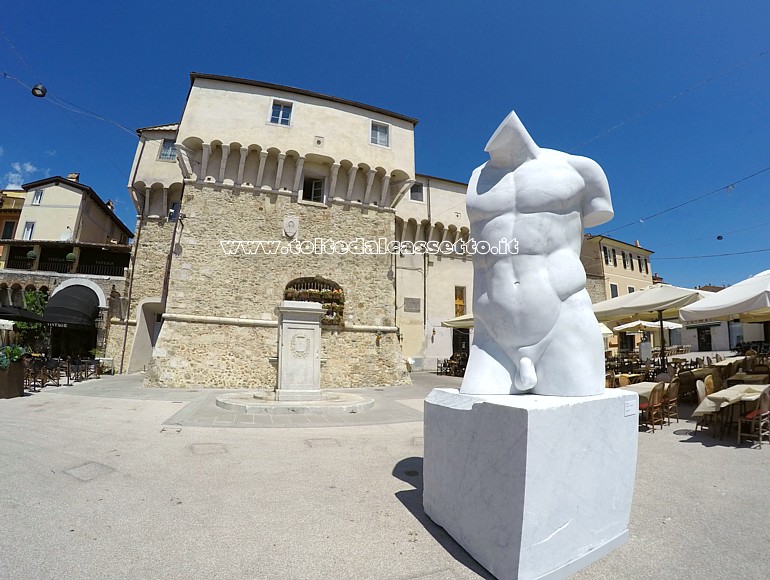 PIETRASANTA (Piazza Carducci) - "Busto" - Divition I, scultura in marmo di Bernard Bezzina