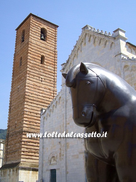 PIETRASANTA - "Cavallo con briglie" di Fernando Botero, scultura monumentale in bronzo (anno 2009)