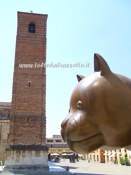 PIETRASANTA - Testa del "Gatto" di Fernando Botero, scultura monumentale in bronzo (anno 2010)
