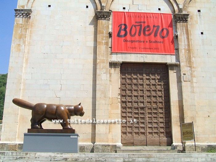 PIETRASANTA - Sulla facciata della Chiesa di Sant'Agostino campeggiano i simboli della mostra "BOTERO - Disegnatore e scultore". Sulla scalinata  esposto il "Gatto"