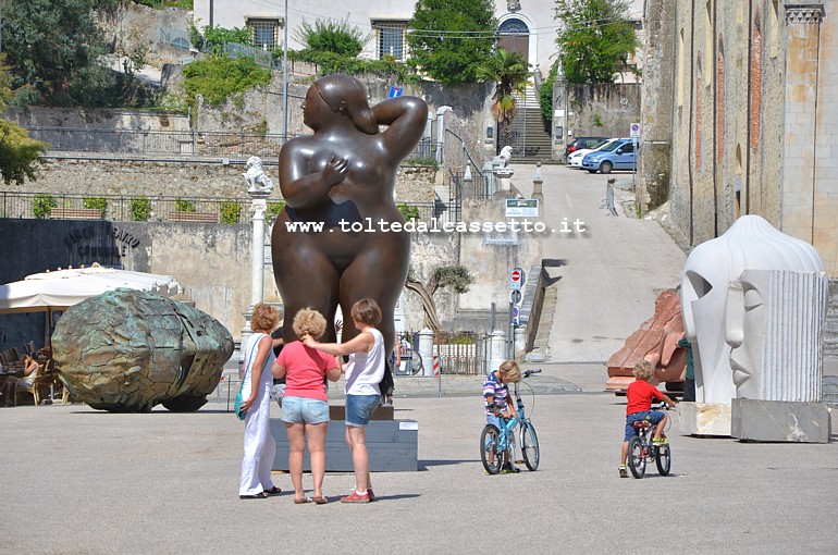 PIETRASANTA (Homo Faber - Mindcraft, 2014) - "Donna in piedi" di Fernando Botero, scultura monumentale in bronzo (anno 2011). L'immagine consente di apprezzare le dimensioni dell'opera grazie al raffronto con figure umane