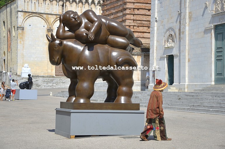 PIETRASANTA (Piazza Duomo) - "Ratto d'Europa" di Fernando Botero, scultura monumentale in bronzo (anno 2008). L'immagine consente di apprezzare le dimensioni dell'opera grazie al raffronto con una figura umana