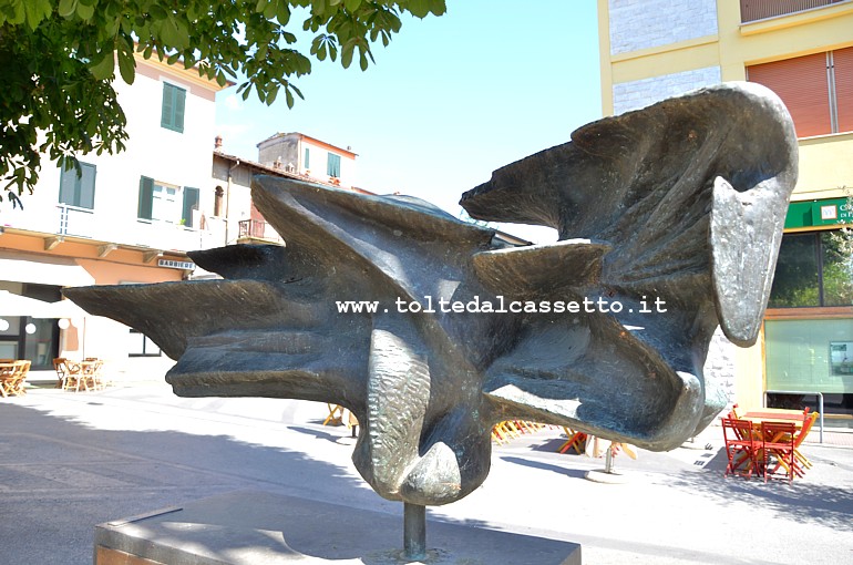 PIETRASANTA (Piazza Giosu Carducci) - "Propulsione", scultura in bronzo di Franco Miozzo in memoria di Barsanti e Matteucci, inventori del primo motore a combustione interna (Fonderia Massimo Del Chiaro, 2003)