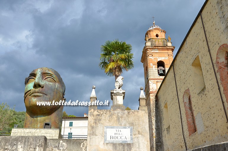 PIETRASANTA - Scorcio di Via della Rocca con scultura monumentale in bronzo "Tindaro" di Igor Mitoraj e campanile della Chiesa di Sant'Agostino