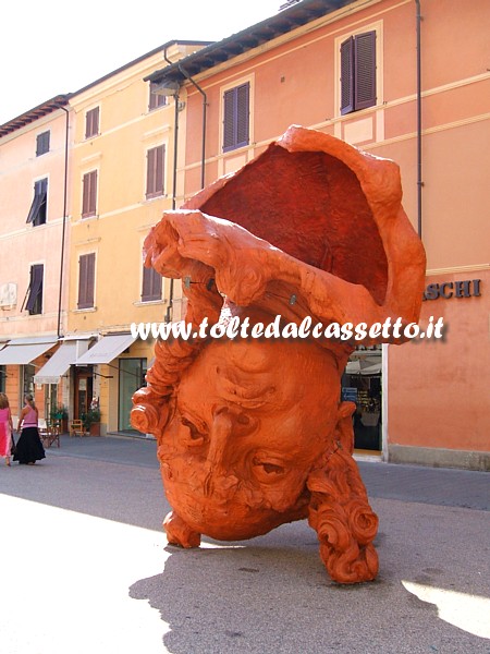 PIETRASANTA (Piazza Duomo, 2008) - Monumentale testa capovolta dell'artista Javier Marn