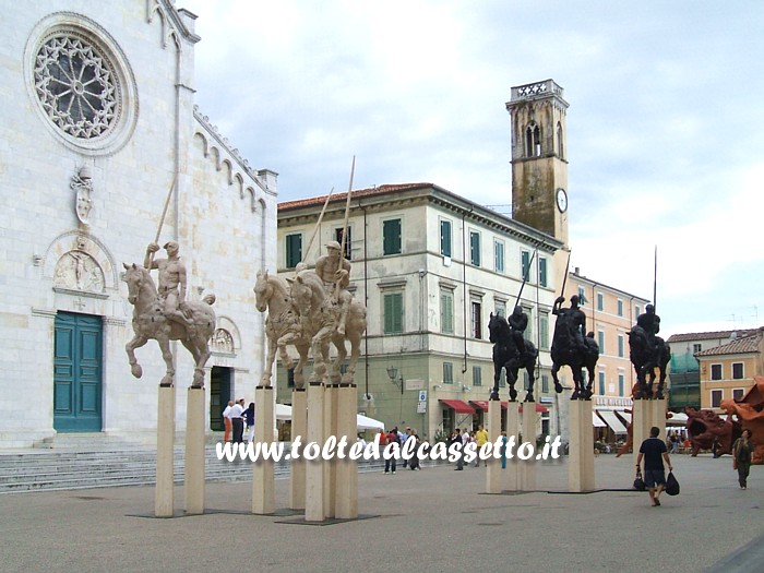 PIETRASANTA (Piazza Duomo, 2008) - Corteo di cavalli e cavalieri dello scultore messicano Javier Marn