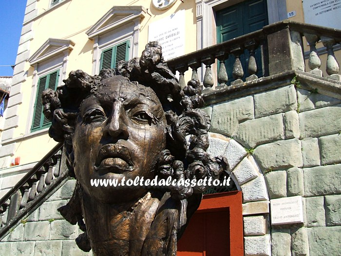 PIETRASANTA - Arte di Javier Marn: monumentale scultura dal volto umano posta di fronte a Palazzo Moroni