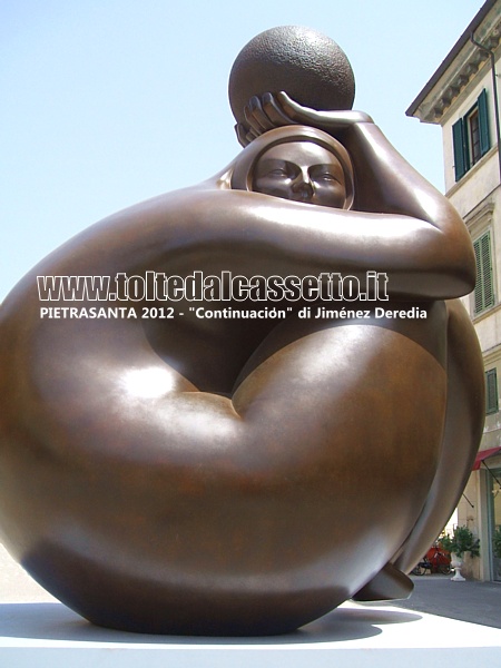 PIETRASANTA (Piazza Duomo) - Scultura in bronzo "Continuacin" di Jimnez Deredia