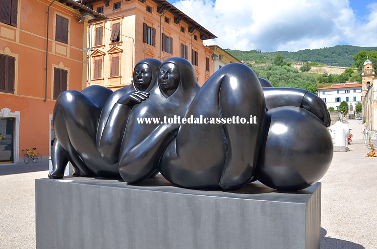 PIETRASANTA (Piazza Duomo) - Scultura in bronzo "Pareja" di Jimnez Deredia