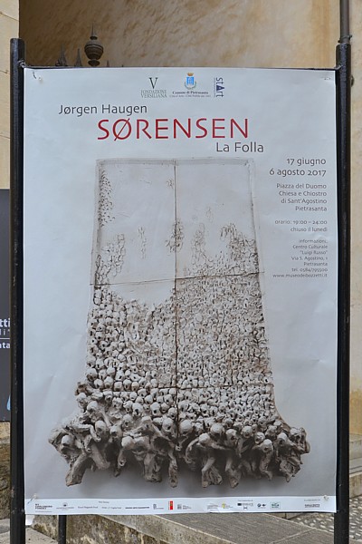 PIETRASANTA - Locandina della mostra "La Folla" di Jrgen Haugen Srensen, che si  svolta dal 17 giugno al 6 agosto 2017