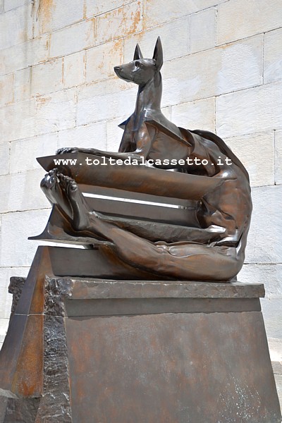PIETRASANTA (Piazza Duomo) - "Anubi", scultura in bronzo di Novello Finotti. L'opera  custodita presso la Galleria d'Arte Barbara Paci