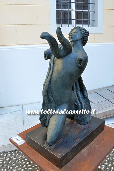 PIETRASANTA (Piazzetta San Martino) - "Orfeo", scultura di Onofrio Pepe da "L'Incanto dei Miti" (Art Gallery Il Cesello, 2015)