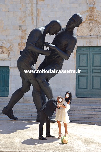 PIETRASANTA (Piazza Duomo) - Una coppia di sposi mima la storica testata di Zidane a Materazzi proprio sotto la scultura "Coupe de Tete" di Adel Abdessemed
