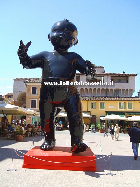 PIETRASANTA (Piazza Duomo) - La Rocchetta Arrighina fa da sfondo ad una scultura monumentale di AES+F