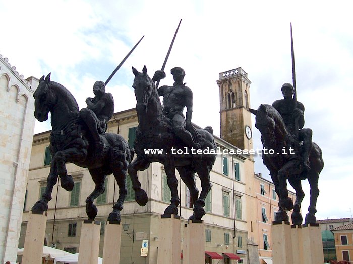 PIETRASANTA (luglio 2008) - La Torre dell'Orologio fa capolino tra le sculture (cavalli e cavalieri) monumentali di Javier Marin