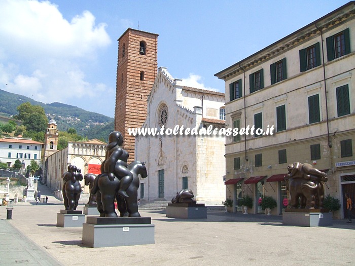 PIETRASANTA (agosto 2012) - Piazza Duomo con le sculture della mostra "Botero, disegnatore e scultore". In primo piano la "Donna a cavallo"