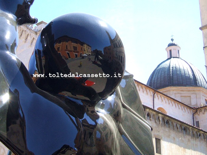 PIETRASANTA - Piazza Duomo riflessa in una scultura di AES+F. Sullo sfondo la cupola dell'abside del Duomo