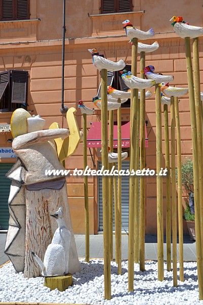 PIETRASANTA (Piazza Duomo) - "Orfeo" di Rinaldo Bigi, scultura in gres colorato e legno esposta durante la mostra "L'Incanto e il Peso dei Giorni"