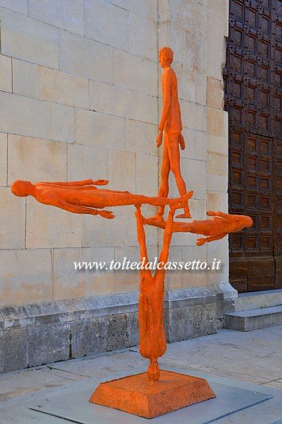 PIETRASANTA (Piazza Duomo) - Scultura in bronzo "Camminare in croce" di Roberto Barni (dalla mostra "Le cose vogliono esistere")