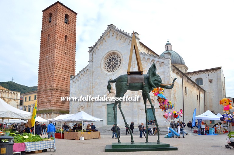 PIETRASANTA (Piazza Duomo, 13-11-2016) - La monumentale scultura in bronzo "Elefante Spaziale" di Salvador Dal si eleva tra i gazebo della storica Fiera di San Martino