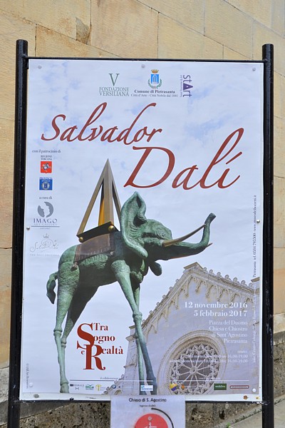 PIETRASANTA (Piazza Duomo) - Manifesto pubblicitario della mostra "Tra Sogno e Realt" di Salvador Dal