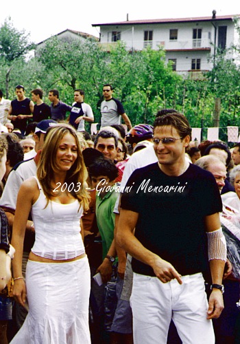 Alessandro Petacchi arriva a piedi alla festa organizzata in suo onore per le vittorie di tappa conquistate al Giro d'Italia 2003. Lo accompagna una miss della corsa