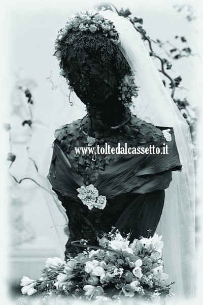 EUROFLORA 1996 - Manichino di una sposa realizzato con fiori e altri elementi vegetali