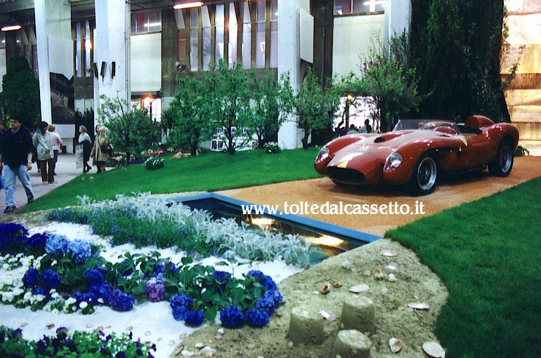EUROFLORA 2001 - Una Ferrari d'epoca e i fiori: perfezione, colore e stile