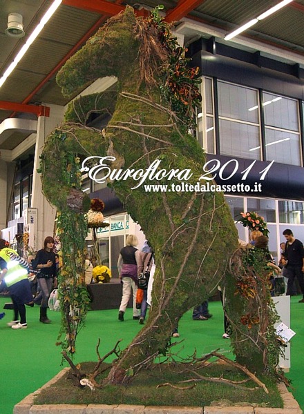 EUROFLORA 2011 - Scultura di un cavallo imbizzarrito realizzato con elementi naturali e fiori