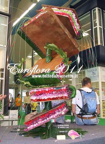 EUROFLORA 2011 - Un'originale scultura di libri realizzata con elementi naturali e fiori