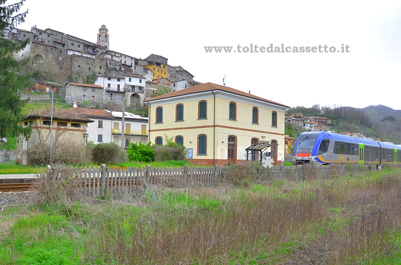 FERROVIA AULLA-LUCCA (Aprile 2018) - Panorama di Gassano con scorcio sulla stazione e treno di linea tipo Swing in arrivo da Gragnola