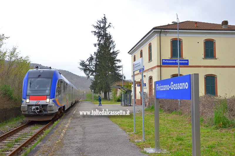 FERROVIA AULLA-LUCCA (30 Marzo 2024) - La stazione di Gassano con nuova segnaletica e treno Swing delle 17:38 diretto a Pisa centrale