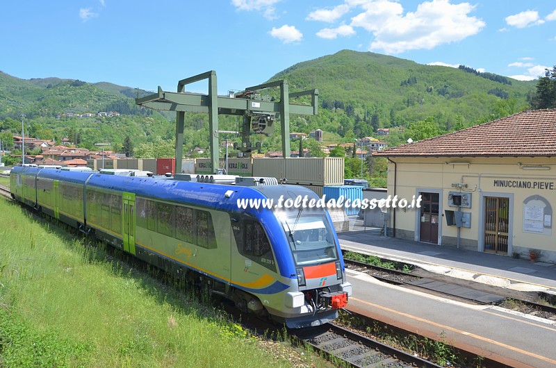 FERROVIA AULLA-LUCCA - Treno ATR 220 Tr "Swing" sfila lungo lo scalo merci di Minucciano/Pieve/Casola