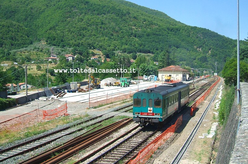 FERROVIA AULLA-LUCCA (29 maggio 2011) - Il treno di linea ALn 663-1107 proveniente da Piazza al Serchio entra nella stazione di Minucciano