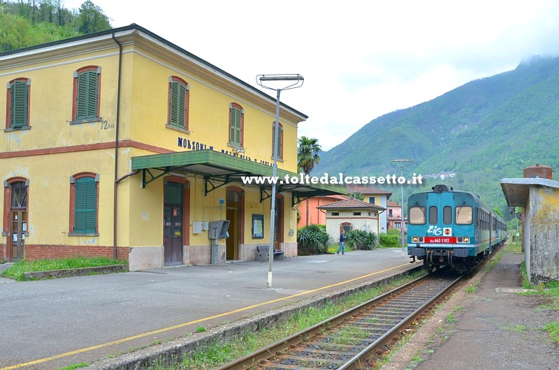 FERROVIA AULLA-LUCCA (Maggio 2015) - La stazione di Monzone (Km 72 + 644m) con treno di linea ALn 663-1102 in arrivo da Equi Terme