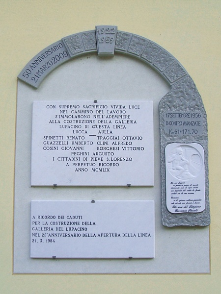 FERROVIA AULLA-LUCCA - Alla stazione di Minucciano/Pieve/Casola una lapide ricorda i caduti sul lavoro per la costruzione della Galleria del Lupacino