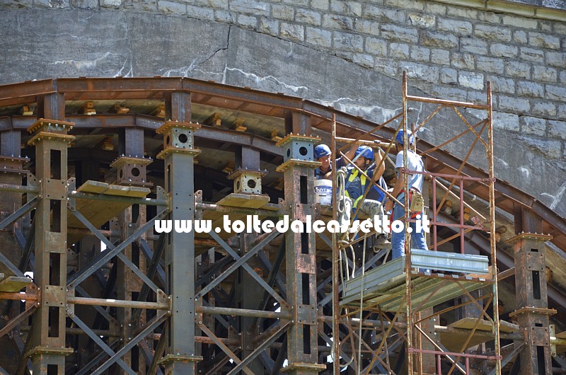 FERROVIA AULLA-LUCCA - Operai al lavoro sulle arcate del ponte di Pieve San Lorenzo per consolidare i puntelli metallici dopo la scossa di terremoto del 21 giugno 2013