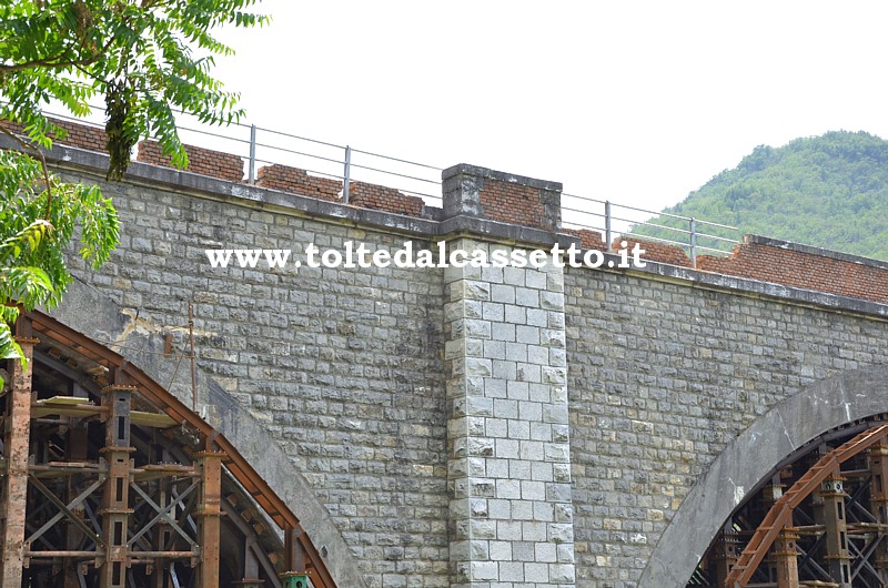 FERROVIA AULLA-LUCCA - Parapetto in muratura del Ponte di Pieve San Lorenzo parzialmente lesionato dalle scosse di terremoto del giugno 2013