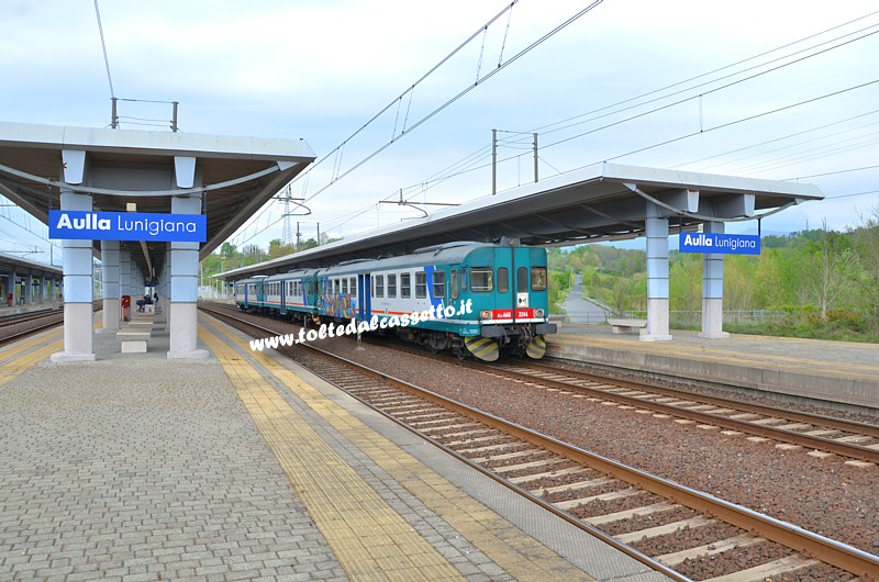 STAZIONE DI AULLA/LUNIGIANA - Treno sul binario 4 in partenza per Lucca