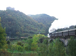 FERROVIA AULLA-LUCCA - Treno d'epoca a Gragnola (ponte sull'Aulella). Sulla sommit della collina il restaurato Castello dell'Aquila