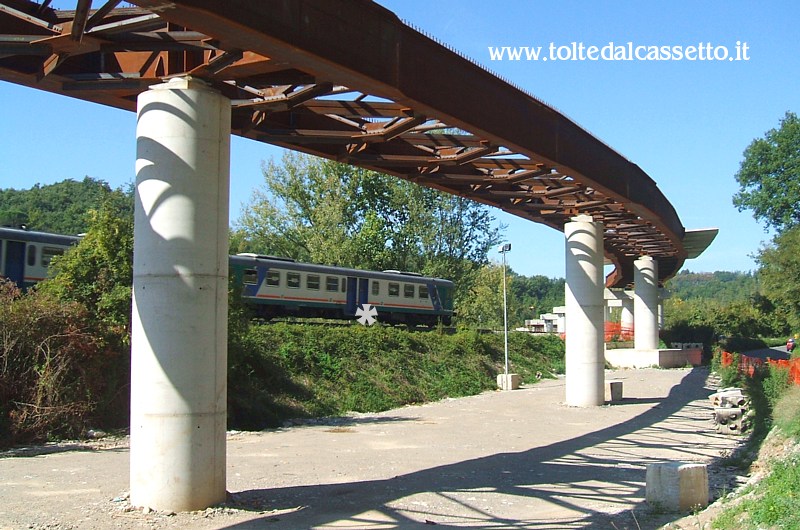 FERROVIA AULLA-LUCCA - Un treno di linea transita sotto il viadotto in costruzione della variante della Strada Regionale 445 tra Gassano e Gragnola