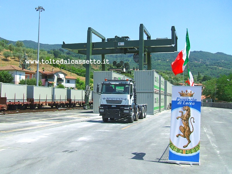 FERROVIA AULLA-LUCCA (20 luglio 2012) - La gru dello scalo merci di Minucciano/Pieve/Casola nel giorno dell'inaugurazione