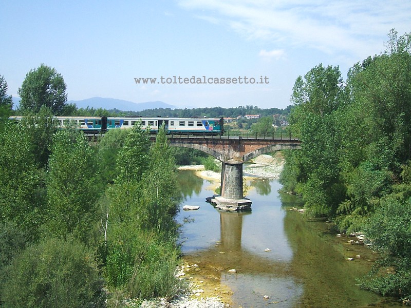 FERROVIA AULLA-LUCCA -  Treno di linea transita su un ponte ad archi nei pressi di Serricciolo (torrente Aulella)