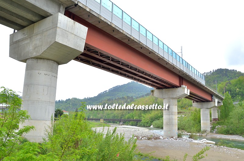 AULLA - Il maestoso viadotto sul torrente Aulella ove passa la nuova linea Pontremolese. Sullo sfondo il vecchio e dismesso ponte in ferro della Ferrovia Lucca-Aulla