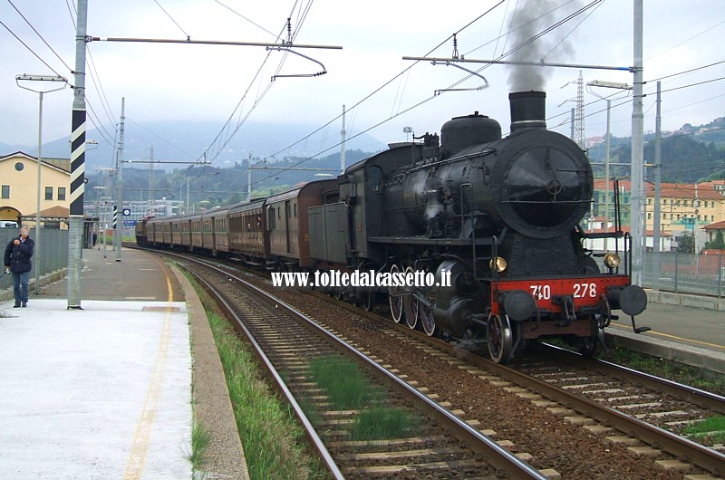 STAZIONE DI MIGLIARINA - Sul binario 2 il treno a vapore del 1 maggio 2010, diretto a Fornaci di Barga
