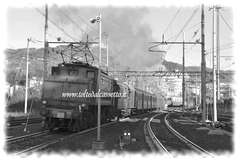 SANTO STEFANO DI MAGRA (6 gennaio 2017) - In coda al treno speciale a vapore La Spezia - Pontremoli  agganciata la locomotiva elettrica E626-294